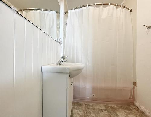 722 5 Avenue, Wainwright, AB - Indoor Photo Showing Bathroom