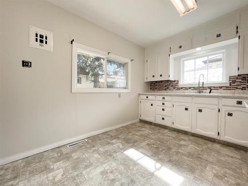 722 5 Avenue, Wainwright, AB - Indoor Photo Showing Kitchen With Double Sink