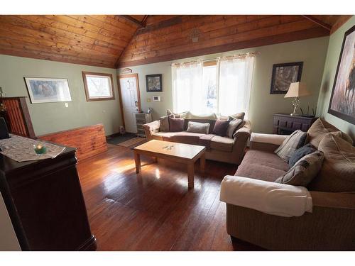 4936 50 St., Amisk, AB - Indoor Photo Showing Living Room