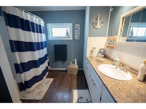 4936 50 Street, Amisk, AB - Indoor Photo Showing Bathroom