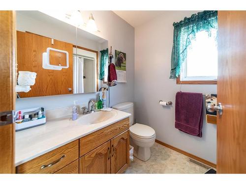 2526 10 Avenue, Wainwright, AB - Indoor Photo Showing Bathroom