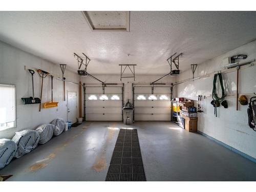 2526 10 Avenue, Wainwright, AB - Indoor Photo Showing Garage