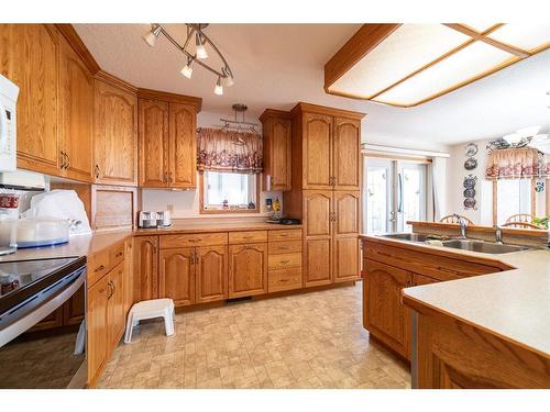 2526 10 Avenue, Wainwright, AB - Indoor Photo Showing Kitchen With Double Sink