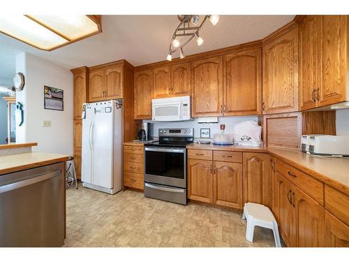 2526 10 Avenue, Wainwright, AB - Indoor Photo Showing Kitchen