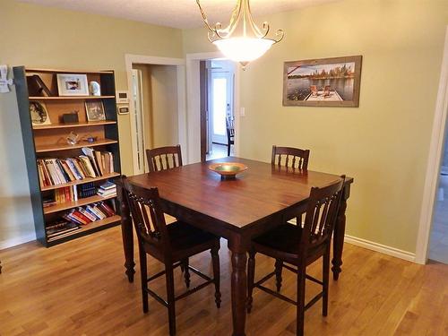 4905 51 Avenue, Kitscoty, AB - Indoor Photo Showing Living Room