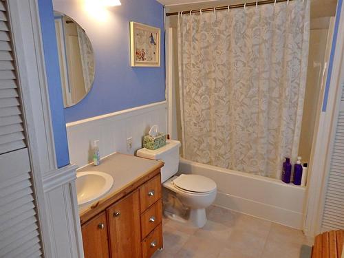 4905 51 Avenue, Kitscoty, AB - Indoor Photo Showing Bathroom