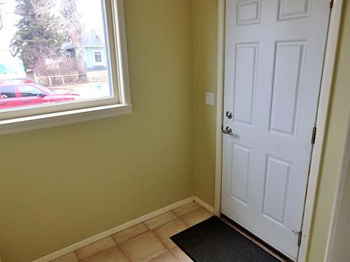 4905 51 Avenue, Kitscoty, AB - Indoor Photo Showing Living Room