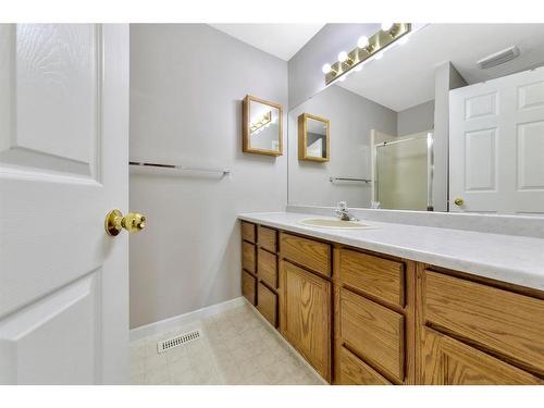 1-4201 56 Avenue, Lloydminster, AB - Indoor Photo Showing Bathroom