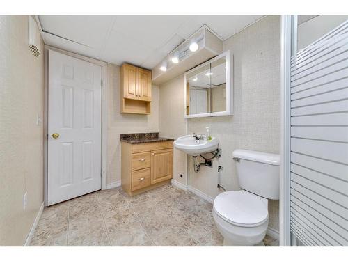 1-4201 56 Avenue, Lloydminster, AB - Indoor Photo Showing Bathroom