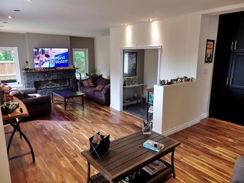 4802 53 Avenue, Vermilion, AB - Indoor Photo Showing Living Room
