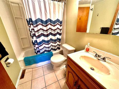 4908 47 Street, Hardisty, AB - Indoor Photo Showing Bathroom