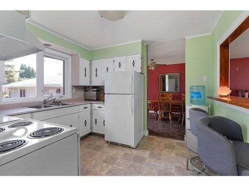 2909 47 Avenue, Lloydminster, SK - Indoor Photo Showing Kitchen With Double Sink