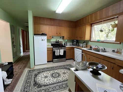5124 50 Street, Edgerton, AB - Indoor Photo Showing Kitchen With Double Sink