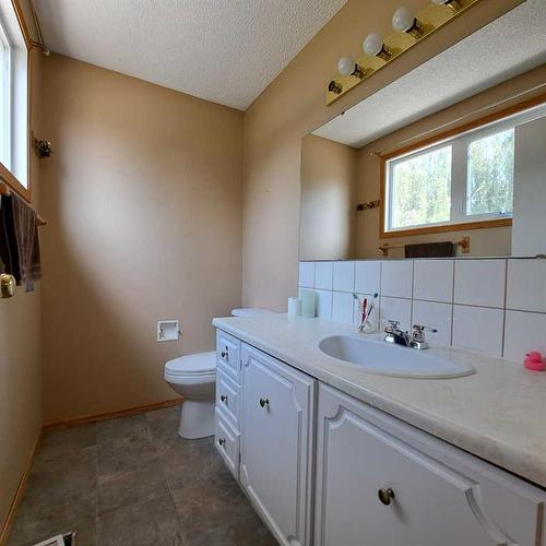 4113 52 Avenue, Lloydminster, AB - Indoor Photo Showing Bathroom