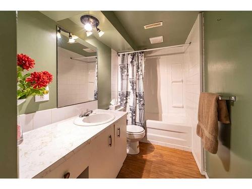 1025 6 Avenue, Wainwright, AB - Indoor Photo Showing Bathroom