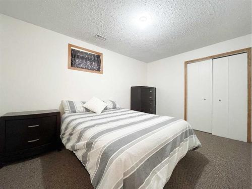 4900 2Nd Avenue North, Chauvin, AB - Indoor Photo Showing Bedroom