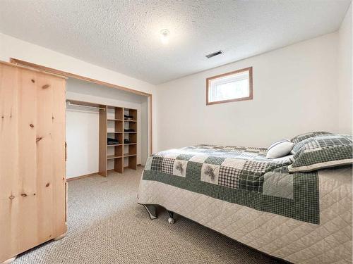 4900 2Nd Avenue North, Chauvin, AB - Indoor Photo Showing Bedroom