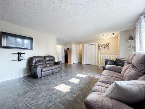 4900 2Nd Avenue North, Chauvin, AB - Indoor Photo Showing Living Room