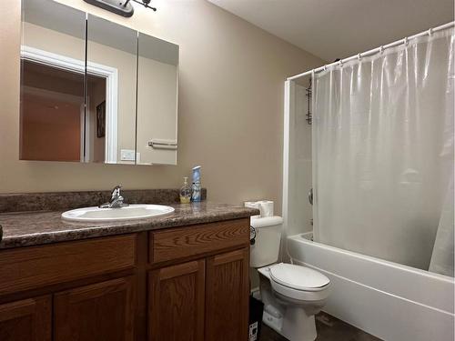 407 6 Street North, Marwayne, AB - Indoor Photo Showing Bathroom