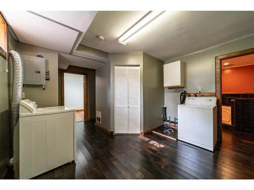 717 6Th Avenue, Wainwright, AB - Indoor Photo Showing Laundry Room