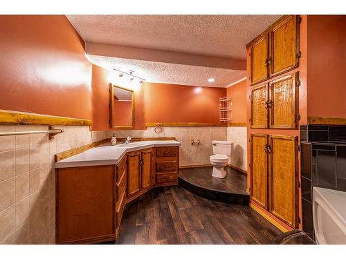 717 6Th Avenue, Wainwright, AB - Indoor Photo Showing Bathroom
