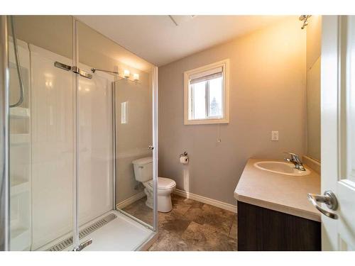 717 6Th Avenue, Wainwright, AB - Indoor Photo Showing Bathroom
