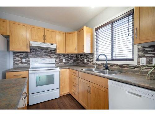 31 3Rd Avenue Se, Marshall, SK - Indoor Photo Showing Kitchen With Double Sink