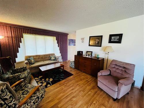 21 1 Avenue West, Derwent, AB - Indoor Photo Showing Living Room