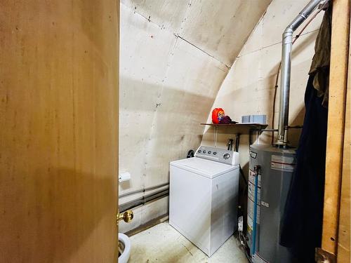 21 1 Avenue West, Derwent, AB - Indoor Photo Showing Laundry Room