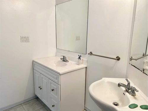 4816 53 Street, Innisfree, AB - Indoor Photo Showing Bathroom