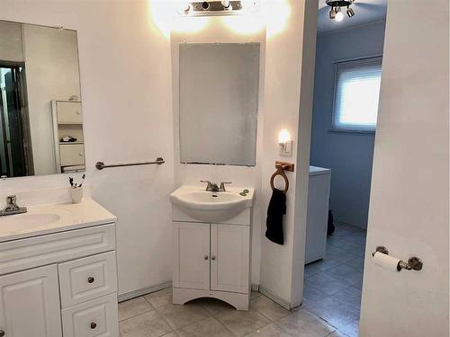 4816 53 Street, Innisfree, AB - Indoor Photo Showing Bathroom
