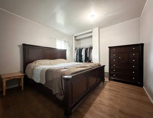 838 7 Avenue, Wainwright, AB - Indoor Photo Showing Bedroom
