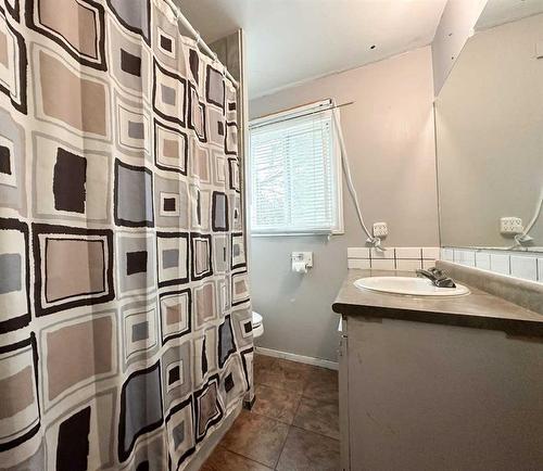 838 7 Avenue, Wainwright, AB - Indoor Photo Showing Bathroom