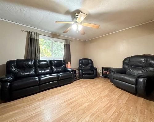 838 7 Avenue, Wainwright, AB - Indoor Photo Showing Living Room