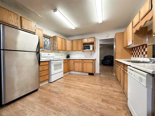 838 7 Avenue, Wainwright, AB - Indoor Photo Showing Kitchen