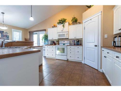 1114 25 Street, Wainwright, AB - Indoor Photo Showing Kitchen With Double Sink
