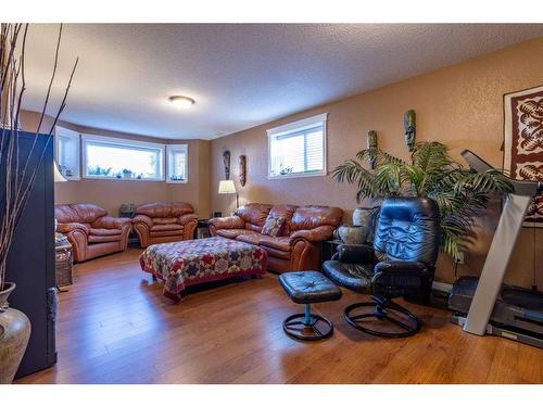 1114 25 Street, Wainwright, AB - Indoor Photo Showing Living Room