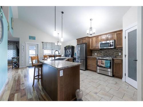 1804 61 Avenue, Lloydminster, AB - Indoor Photo Showing Kitchen With Upgraded Kitchen