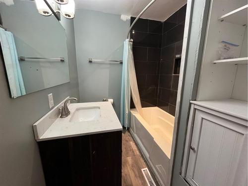 618 7 Avenue, Wainwright, AB - Indoor Photo Showing Bathroom