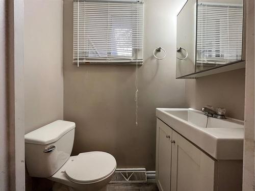 618 7 Avenue, Wainwright, AB - Indoor Photo Showing Bathroom