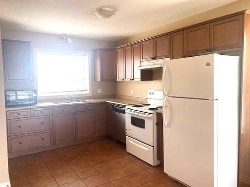 1-2614 11 Avenue, Wainwright, AB - Indoor Photo Showing Kitchen