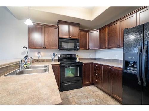 109-4102 69 Avenue, Lloydminster, AB - Indoor Photo Showing Kitchen With Double Sink