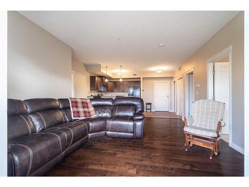 109-4102 69 Avenue, Lloydminster, AB - Indoor Photo Showing Living Room