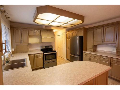 402 3 Street, Wainwright, AB - Indoor Photo Showing Kitchen With Double Sink