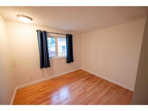 402 3 Street, Wainwright, AB - Indoor Photo Showing Other Room