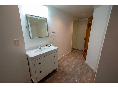402 3Rd Street, Wainwright, AB - Indoor Photo Showing Bathroom
