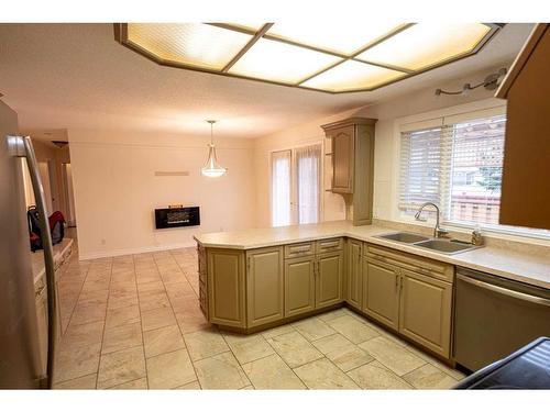 402 3Rd Street, Wainwright, AB - Indoor Photo Showing Kitchen With Double Sink