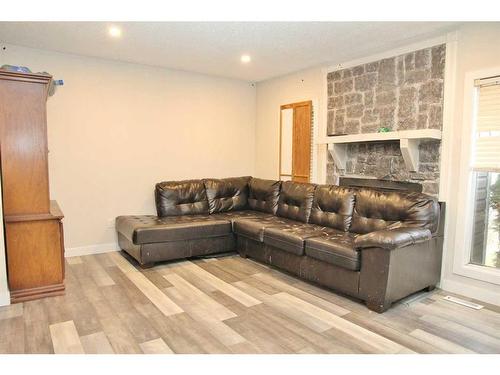 104 4 Street East, Lashburn, SK - Indoor Photo Showing Living Room