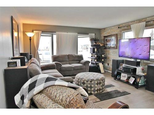 213 6 Avenue, Maidstone, SK - Indoor Photo Showing Living Room