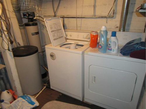 18 S 3 Street, Marwayne, AB - Indoor Photo Showing Laundry Room